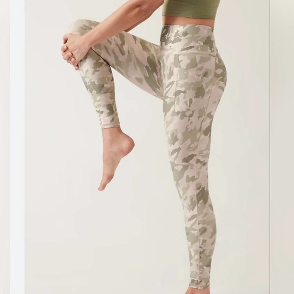 Athleta Salutation Stash Pocket II Printed Tight Pink Green Camo